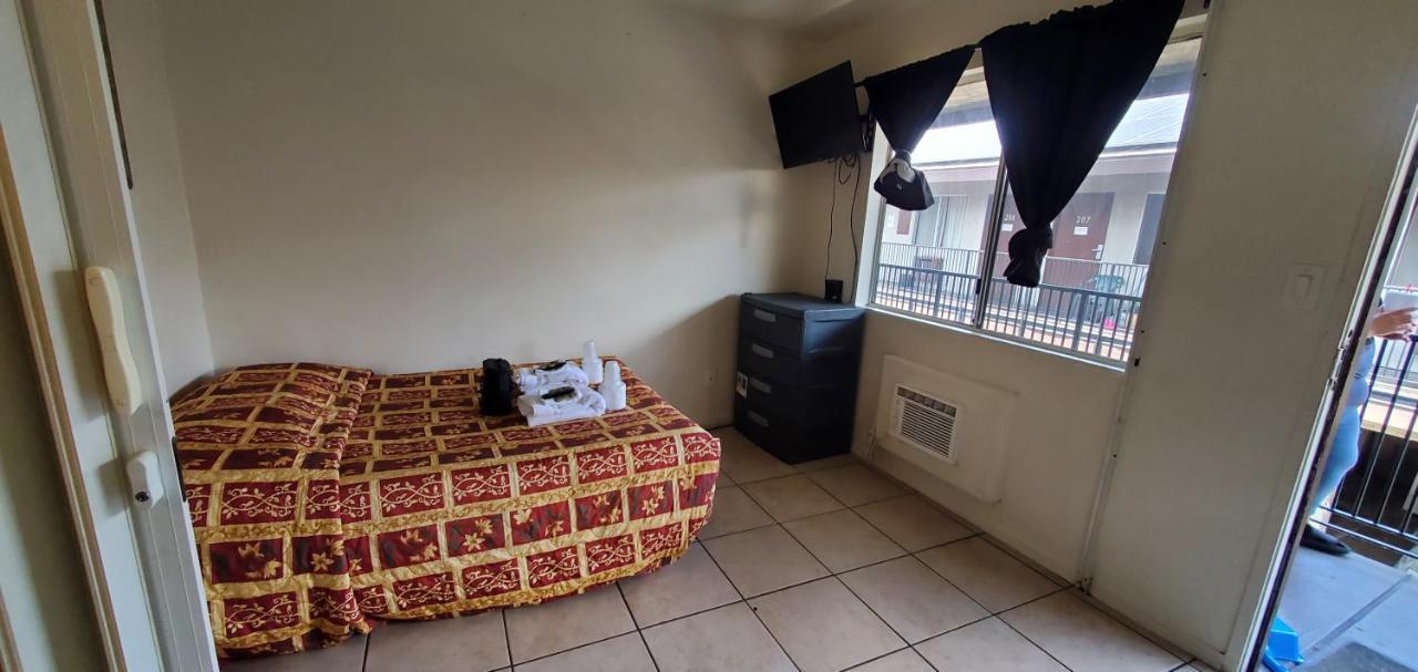 Crown Inn & Suites Spring Valley  ภายนอก รูปภาพ