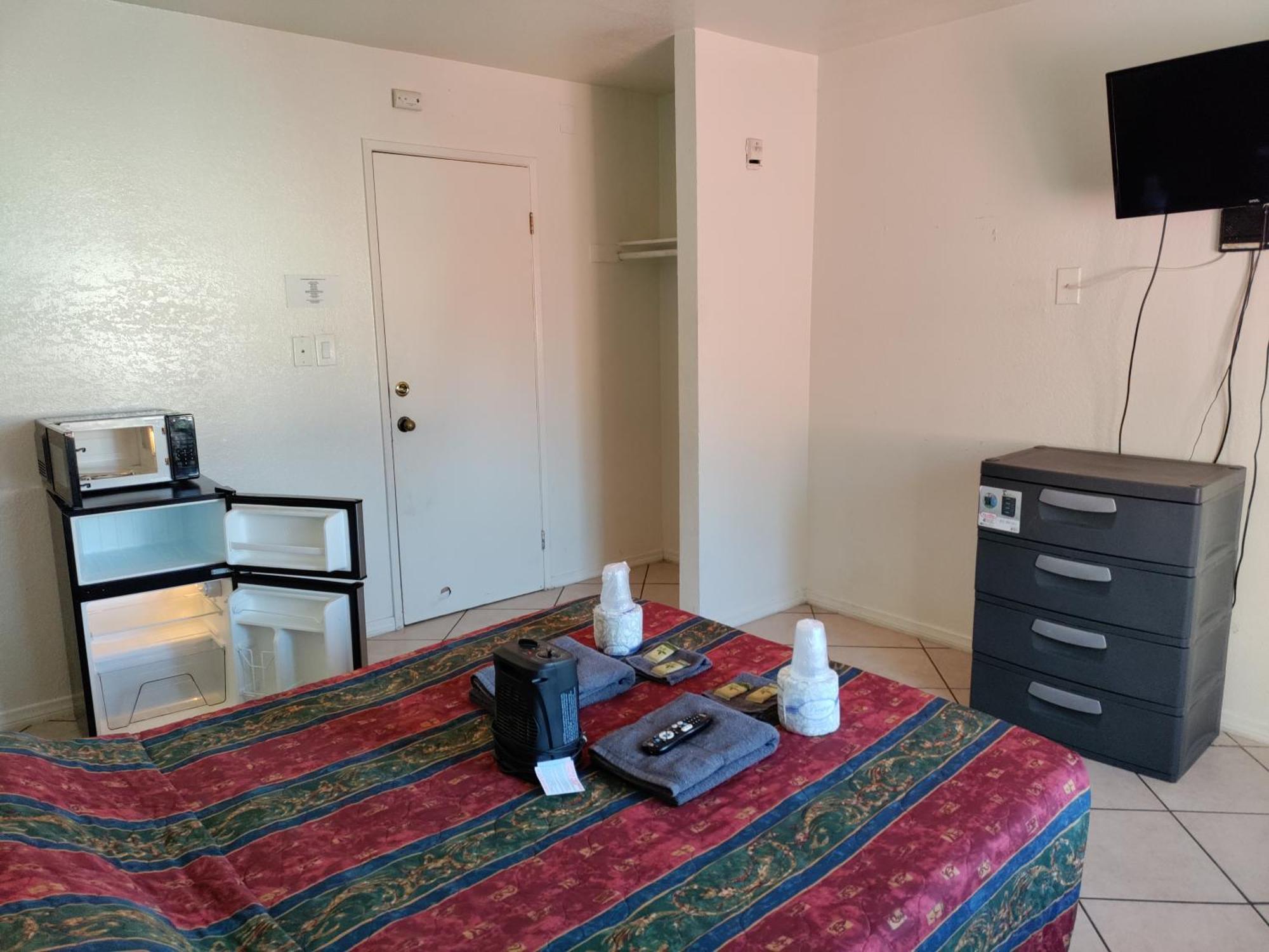 Crown Inn & Suites Spring Valley  ภายนอก รูปภาพ
